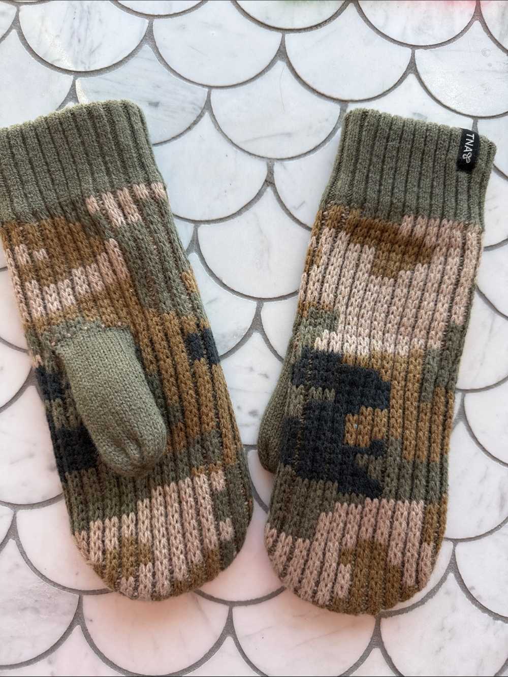 TNA / Aritzia Cozy Knit Camouflage Mittens - Olive & Tan